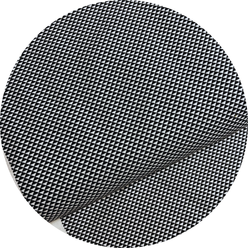 Stof med sm� sorte og hvide trekanter