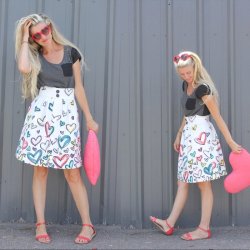 Bomuldsstof med borderprint af hjerter, pr. m.