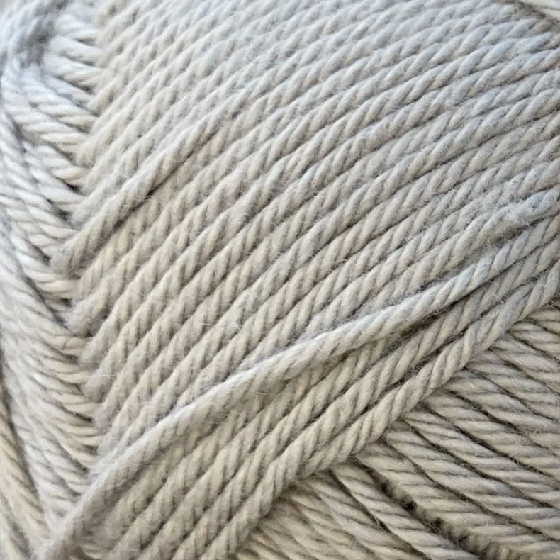  Light Cool Grey. kologisk bomuldsgarn. Karen Klarbk. Pr. 50 g.