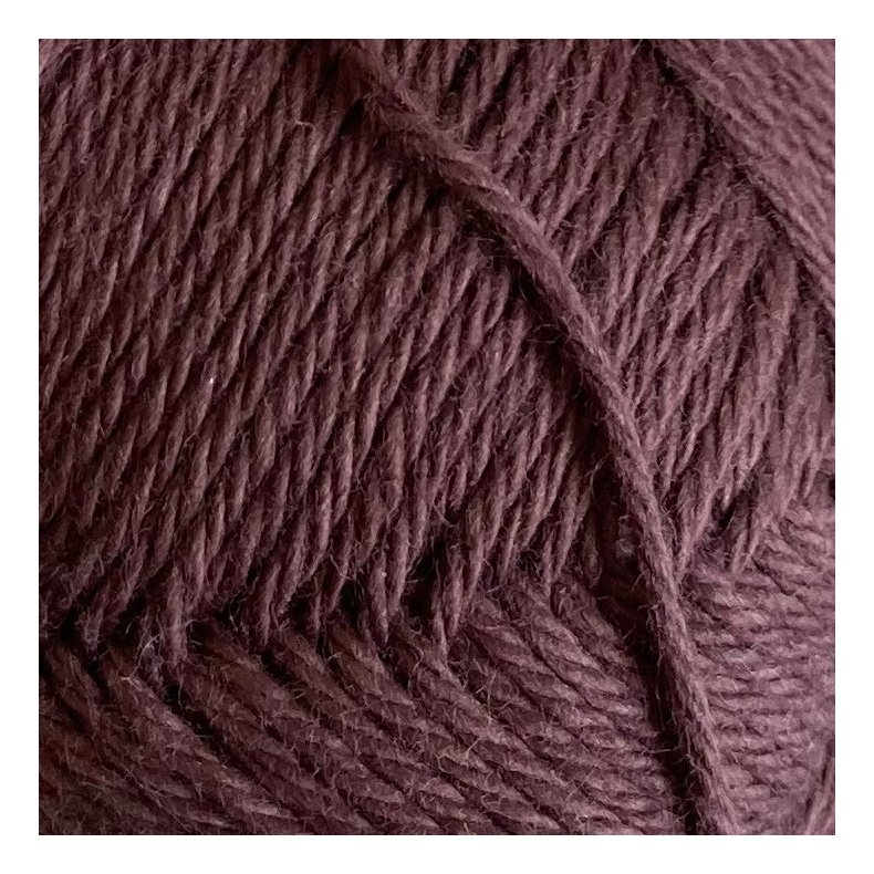 Aubergine. �kologisk bomuldsgarn. Karen Klarb�k. Pr. 50 g.