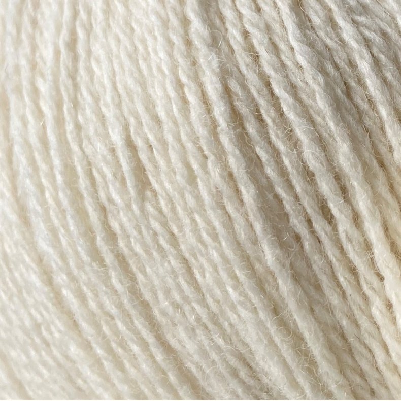 Esther by Permin, rhvid, fv 26, pr. 50 g.