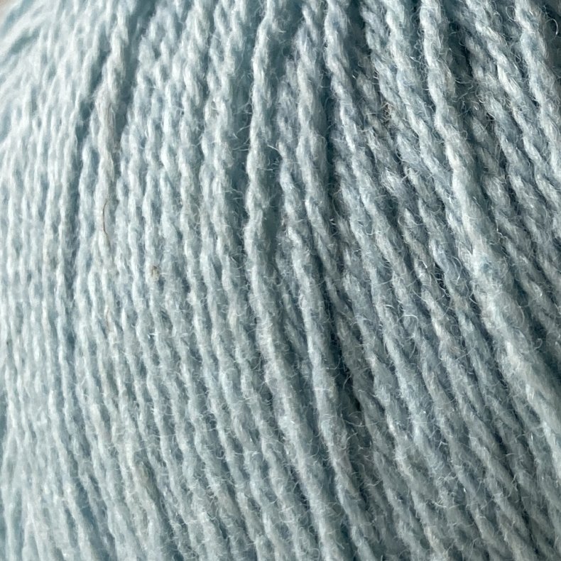 Esther by Permin, lysebl, fv 49, pr. 50 g.