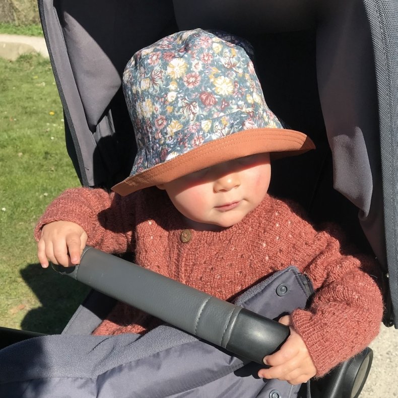 PDF symnster. Vendbar Bucket Solhat til hele familien, 5 str.