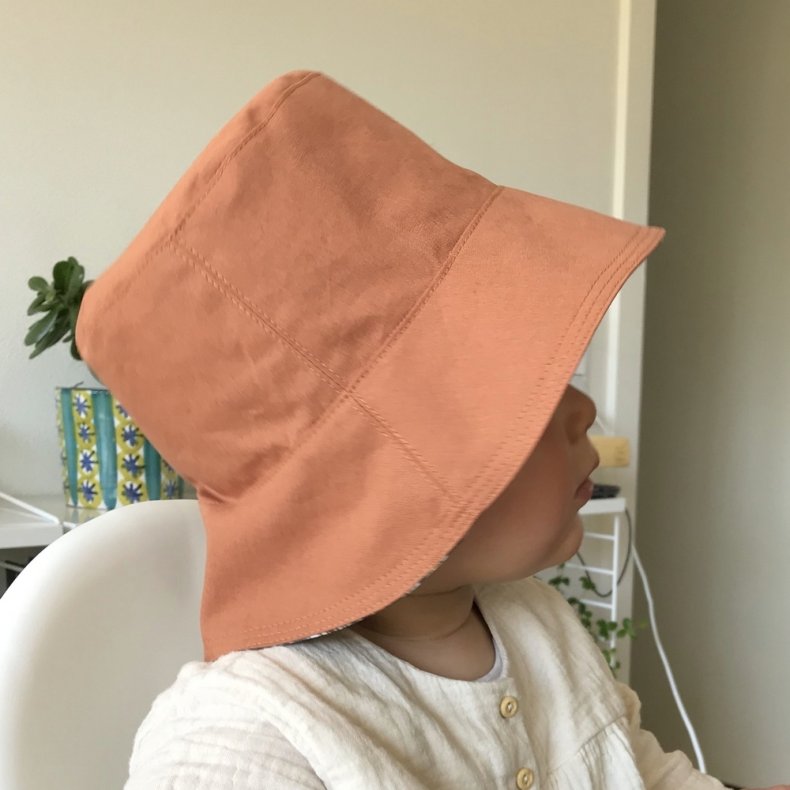 PDF symnster. Vendbar Bucket Solhat til hele familien, 5 str.
