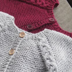 Uldvrk. Strik til brn 0-6 r. Strikkebog af Cecilie Bertelsen og Anne Prksen.