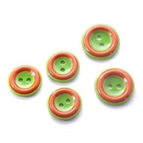 Knap i grn med rdbrun kant, vlg 15 eller 18 mm, fra pr. stk.