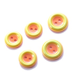 Knap i orange med multifarvet kant, vlg 15 eller 18 mm, fra pr. stk.